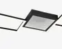 Moderne loftlampe med geometrisk design, hvor et sort, firkantet midterstykke er omgivet af to oplyste, rektangulære rammer på hver side. Midterdelen har en reflekterende infinity-spejleffekt med et gitter af små LED-lys, der skaber en dybdeeffekt. Lampen har et stilrent, nutidigt udtryk med rene linjer og mat sort finish.