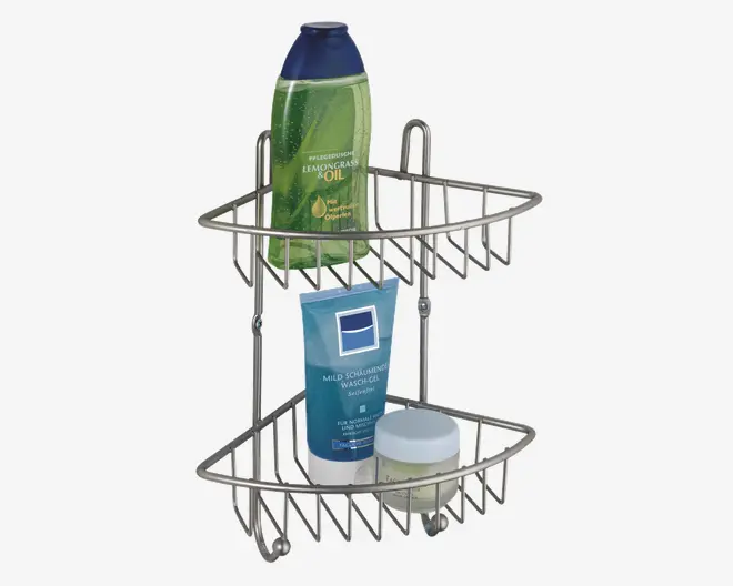 To-etagers hjørneformet metalholder med kromfinish, designet til organisering af badeværelsesartikler. Holderen har åbne trådhylder for dræning, forhøjede kanter for at forhindre, at ting falder ud, samt to kroge øverst til nem vægmontering. Hylderne er rummelige nok til at rumme flasker, tuber og krukker i forskellige størrelser.