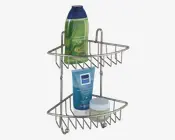 To-etagers hjørneformet metalholder med kromfinish, designet til organisering af badeværelsesartikler. Holderen har åbne trådhylder for dræning, forhøjede kanter for at forhindre, at ting falder ud, samt to kroge øverst til nem vægmontering. Hylderne er rummelige nok til at rumme flasker, tuber og krukker i forskellige størrelser.