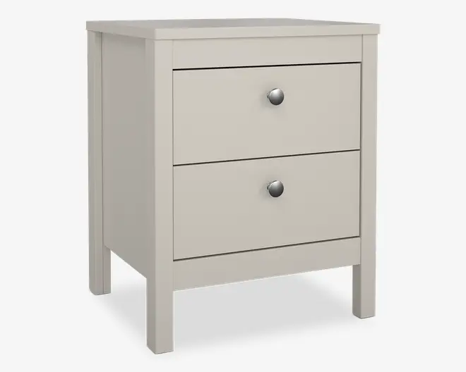 Et lille, rektangulært natbord med en glat, mat lysegrå finish. Det har to rummelige skuffer, hver med en rund, metalgreb for nem åbning. Designet er enkelt og moderne med lige ben og rene linjer, hvilket gør det velegnet til forskellige soveværelsesstile.
