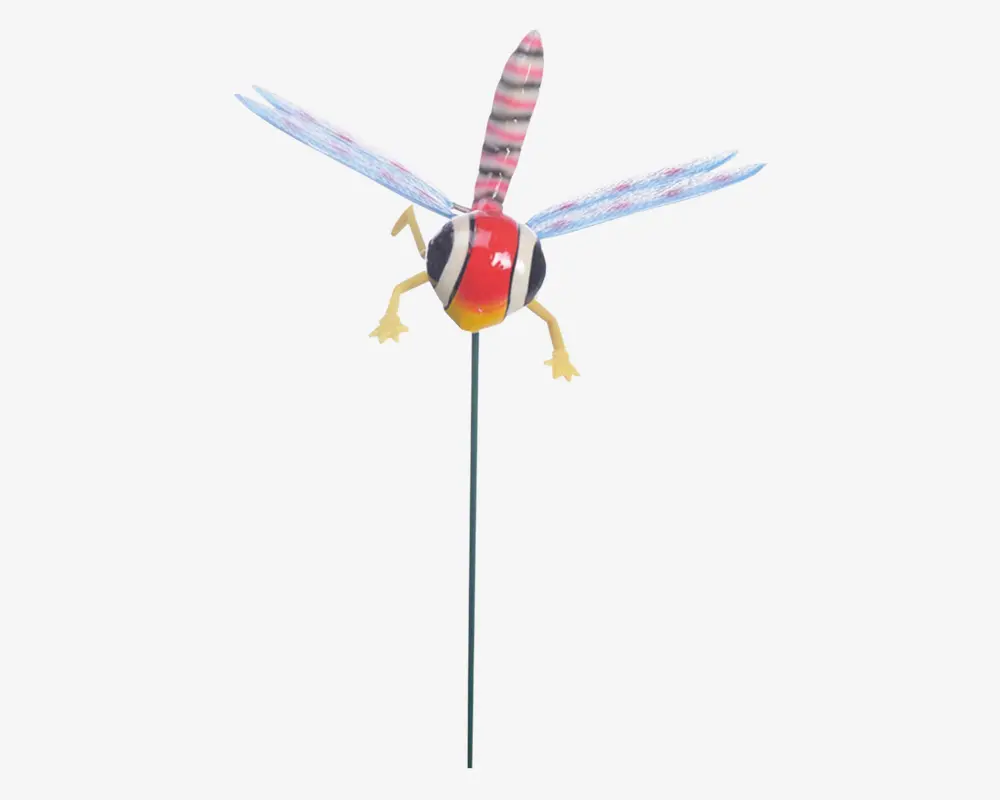 Dekorativ havelod formet som en guldsmed, med en stribet pink og sort hale, gennemsigtige blå vinger med mønster, rund krop med røde, sorte og hvide segmenter samt gule ben. Guldsmeden er monteret på en tynd metalstang, så den nemt kan placeres i jorden.