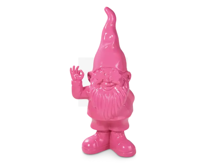 En skinnende lyserød havedværg-figur med en høj, spids hat, fyldig skæg og et muntert smil. Dværgen står oprejst og laver et 'OK'-tegn med højre hånd. Overfladen er blank og glat, hvilket giver figuren et moderne og legende udtryk.