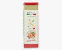 Høj, rektangulær metaldåse med rød låg og bund, og en hvid front med illustrationer af pasta, basilikumblade, en tomat og en tallerken spaghetti. Designet har teksten 'PASTA TRADITIONAL' og 'Homemade' i stiliserede skrifttyper samt grønne og røde detaljer, der minder om det italienske flag.