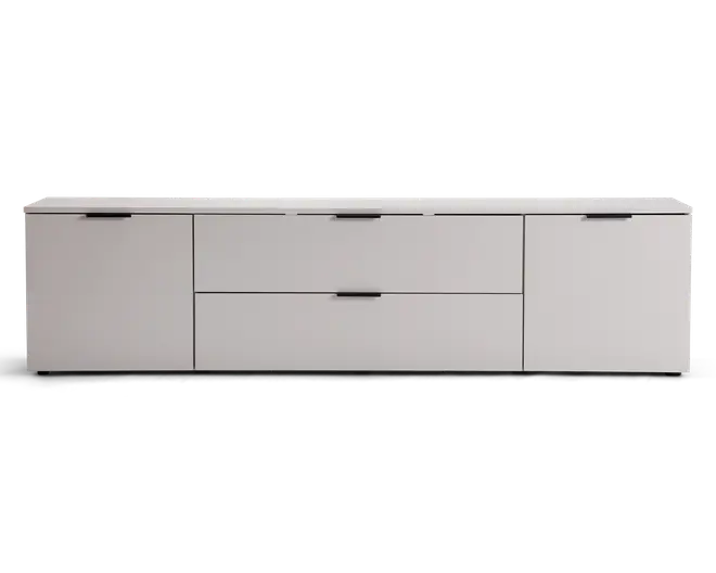 Moderne, lav opbevaringsenhed med mat lysegrå finish. Enheden har to store centrale skuffer med elegante sorte greb, flankeret af to skabslåger på hver side, også med matchende sorte greb. Designet er minimalistisk med rene linjer og en glat overflade, velegnet til moderne indretning.