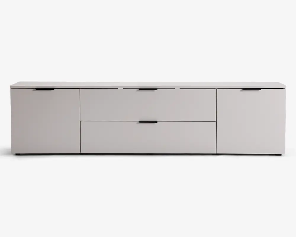 Moderne, lav opbevaringsenhed med mat lysegrå finish. Enheden har to store centrale skuffer med elegante sorte greb, flankeret af to skabslåger på hver side, også med matchende sorte greb. Designet er minimalistisk med rene linjer og en glat overflade, velegnet til moderne indretning.