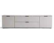Moderne, lav opbevaringsenhed med mat lysegrå finish. Enheden har to store centrale skuffer med elegante sorte greb, flankeret af to skabslåger på hver side, også med matchende sorte greb. Designet er minimalistisk med rene linjer og en glat overflade, velegnet til moderne indretning.