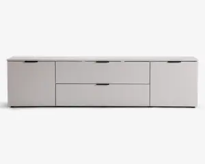 Moderne, lav opbevaringsenhed med mat lysegrå finish. Enheden har to store centrale skuffer med elegante sorte greb, flankeret af to skabslåger på hver side, også med matchende sorte greb. Designet er minimalistisk med rene linjer og en glat overflade, velegnet til moderne indretning.