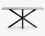 Rektangulært bord med en glat, lysegrå bordplade og en markant sort metalbase, der består af fire skråtstillede ben, som krydser hinanden i et X-formet design i midten, hvilket giver både stabilitet og et moderne, industrielt udtryk.