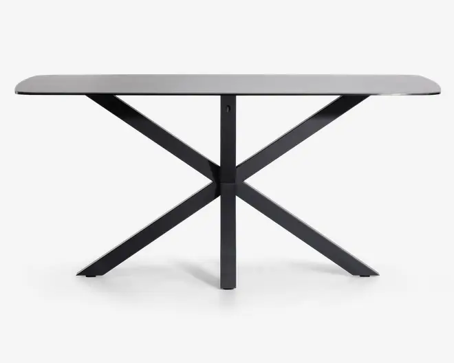 Rektangulært bord med en glat, lysegrå bordplade og en markant sort metalbase, der består af fire skråtstillede ben, som krydser hinanden i et X-formet design i midten, hvilket giver både stabilitet og et moderne, industrielt udtryk.