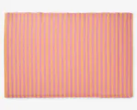 Rektangulær måtte med skiftevis lodrette striber i orange og pink. Overfladen har et diskret tekstureret mønster, og kanterne er pænt afsluttet. Farverne er klare og giver måtten et livligt og moderne udtryk.