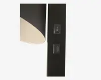 Nærbillede af en mat sort armatur med en rektangulær tænd/sluk-knap og en USB-C opladningsport, begge integreret i den lodrette flade. Armaturet har desuden en buet, nedadrettet skærm med en glat, lys inderside for blød belysning.