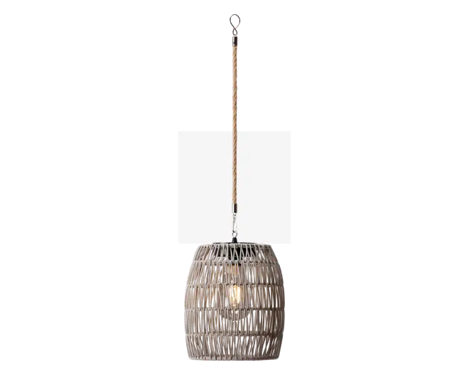 Hængelampe med cylindrisk skærm lavet af flettet rattan i en naturlig beige farve. Det åbne fletdesign lader lyset sive igennem og skaber en varm og indbydende stemning. Lampen hænger fra en matchende stang, hvilket giver et moderne, men rustikt udtryk. Perfekt til at tilføje tekstur og hygge til stue eller spisestue.