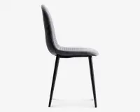 Sidevisning af en moderne stol med let buet, polstret sæde og ryglæn betrukket med gråt tekstil med struktur. Stolen har slanke, sorte metalben, der er let udadskrånende, hvilket giver et stilrent og minimalistisk udtryk. Sæde og ryglæn er sammenhængende og giver ergonomisk støtte.