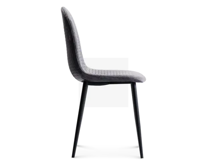 Sidevisning af en moderne stol med let buet, polstret sæde og ryglæn betrukket med gråt tekstil med struktur. Stolen har slanke, sorte metalben, der er let udadskrånende, hvilket giver et stilrent og minimalistisk udtryk. Sæde og ryglæn er sammenhængende og giver ergonomisk støtte.
