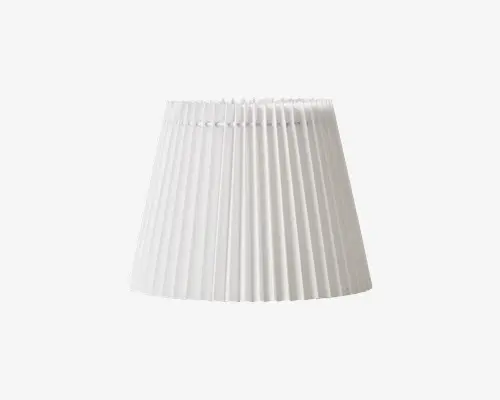 Hvid lampeskærm med konisk form og plisseret design. Plisseringerne giver en tekstureret, lodret stribet effekt rundt om skærmen, hvilket giver et klassisk og elegant udtryk. Materialet ligner stof eller papir, og åbningen i toppen er mindre end i bunden, hvilket gør det nemt at montere på en lampefod.