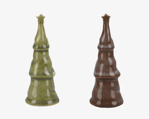 Sæt med to keramiske pyntegenstande formet som træer, én i blank grøn og én i blank brun. Hver figur har et lagdelt, konisk design med en lille stjerne på toppen. Overfladerne er glatte og skinnende, hvilket giver et poleret udseende. Velegnet til dekoration, især i juletiden.