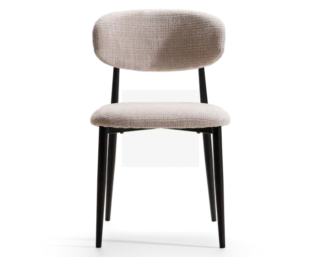 Stol med rundet, polstret ryglæn og sæde betrukket med et tekstureret, lysebeige stof. Stolen har slanke, sorte metalben, der er let udadskrånende, hvilket giver et moderne og minimalistisk udtryk. Betrækket har et diskret vævet mønster, som tilføjer visuel interesse og et blødt, komfortabelt udseende.