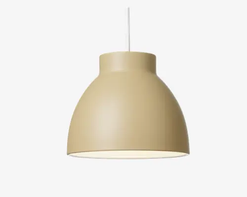 Loftlampe med en glat, mat beige overflade og en rund, klokkeformet metalskærm. Indersiden er hvid for at forbedre lysrefleksionen. Lampen hænger i en hvid ledning, hvilket giver et rent og moderne udtryk.