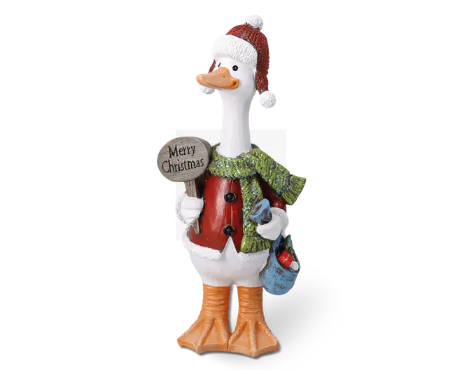 Dekorativ gåsefigur iført en rød nissehue med hvid kant og en rød frakke med sorte knapper. Gåsen har også et grønt, tekstureret halstørklæde og holder et træskilt med teksten 'Merry Christmas'. I den anden vinge bærer den en lille blå pose med rød sløjfe. Figuren har detaljerede svømmefødder og et muntert udtryk, hvilket gør den velegnet som julepynt.