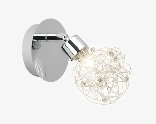 Væghængt lampe med en rund, blank krombase og et justerbart armatur. Lampen har en dekorativ, kugleformet skærm lavet af sammenflettede metaltråde med små krystallignende detaljer, hvilket giver et moderne og kunstnerisk udtryk. Pæren er synlig inde i skærmen, hvilket understreger det moderne design.