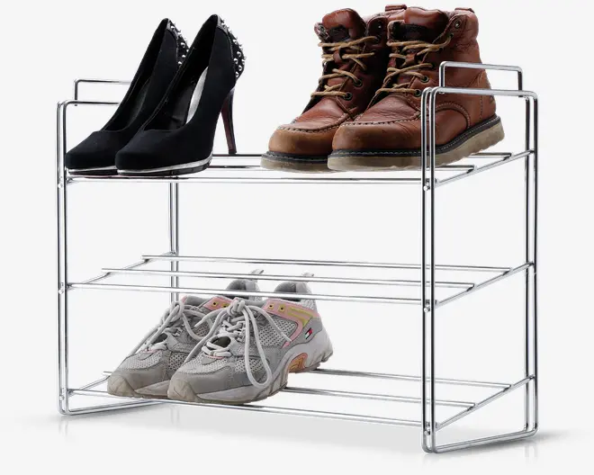 Tredelt skohylde lavet af blankt krommetal med åbne sider og hylder, hvor der står et par højhælede sko, støvler og sneakers. Hylden har et minimalistisk design, som giver nem adgang og overblik over skoene, og er velegnet til at organisere flere par på et kompakt område.