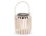 En beige lanterne med lodrette lameller, der danner en cylindrisk form, med sort top med solcellepanel og et buet håndtag i samme farve til nem transport eller ophængning. Det åbne lameldesign lader lyset skinne igennem og skaber dekorative mønstre.