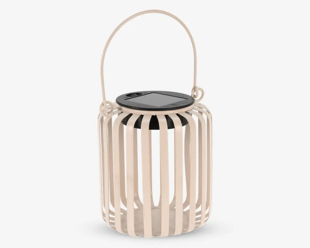 En beige lanterne med lodrette lameller, der danner en cylindrisk form, med sort top med solcellepanel og et buet håndtag i samme farve til nem transport eller ophængning. Det åbne lameldesign lader lyset skinne igennem og skaber dekorative mønstre.