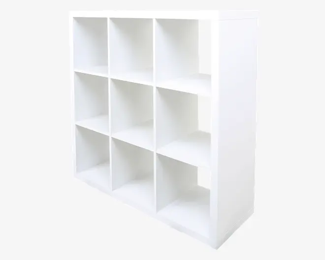 En hvid reol med et moderne, minimalistisk design, der har ni lige store kvadratiske rum arrangeret i et 3x3 gitter. Hylderne har rene linjer og en glat overflade, velegnet til organisering af bøger, dekorative genstande eller opbevaringskurve.