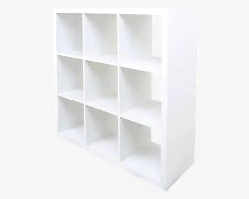 En hvid reol med et moderne, minimalistisk design, der har ni lige store kvadratiske rum arrangeret i et 3x3 gitter. Hylderne har rene linjer og en glat overflade, velegnet til organisering af bøger, dekorative genstande eller opbevaringskurve.