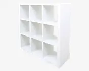 En hvid reol med et moderne, minimalistisk design, der har ni lige store kvadratiske rum arrangeret i et 3x3 gitter. Hylderne har rene linjer og en glat overflade, velegnet til organisering af bøger, dekorative genstande eller opbevaringskurve.