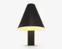 En moderne bordlampe med en mat sort, kegleformet lampeskærm og en matchende sort, rektangulær fod. Lampeskærmens inderside er hvid, hvilket reflekterer et varmt, diffust lys nedad. Designet er minimalistisk og stilrent, velegnet til moderne indretning.