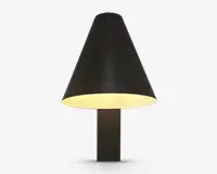 En moderne bordlampe med en mat sort, kegleformet lampeskærm og en matchende sort, rektangulær fod. Lampeskærmens inderside er hvid, hvilket reflekterer et varmt, diffust lys nedad. Designet er minimalistisk og stilrent, velegnet til moderne indretning.