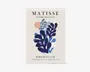 Kunsttryk i cremefarvet baggrund med teksten “MATISSE PAPIERS DÉCOUPÉS” øverst og et abstrakt bladmotiv i blå og mørkeblå udklip med en lille ferskenfarvet cirkel og lyseblå detaljer; “BERGGRUEN & CIE” står nederst.