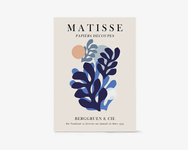 Kunsttryk i cremefarvet baggrund med teksten “MATISSE PAPIERS DÉCOUPÉS” øverst og et abstrakt bladmotiv i blå og mørkeblå udklip med en lille ferskenfarvet cirkel og lyseblå detaljer; “BERGGRUEN & CIE” står nederst.