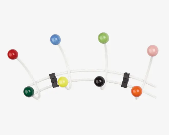 En vægmonteret knagerække med en bølget, hvid metalramme og otte kroge, hver med en stor, blank, kugleformet knop i forskellige farver: rød, grøn, blå, gul, sort, orange, lyserød og lysegrøn. Krogene er jævnt fordelt og vinklet udad, hvilket giver god plads til ophængning af ting. Designet er legende og moderne og tilføjer et farverigt element til rummet.