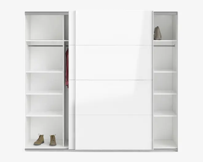 Hvid garderobe med tre store skydelåger, åbne hylder på begge sider og en bøjlestang i venstre sektion. Venstre side har flere hylder og nederst plads med sko, mens højre side har smalle hylder med en lille taske på øverste hylde.