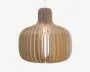 Loftlampe med et moderne, skulpturelt design bestående af buede trælameller, der danner en rund, pæreformet skærm. Lamellerne er jævnt fordelt, hvilket giver lyset mulighed for at trænge igennem og skabe en varm, stemningsfuld belysning. Pæren er synlig i midten og bidrager til det moderne udtryk.
