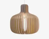 Loftlampe med et moderne, skulpturelt design bestående af buede trælameller, der danner en rund, pæreformet skærm. Lamellerne er jævnt fordelt, hvilket giver lyset mulighed for at trænge igennem og skabe en varm, stemningsfuld belysning. Pæren er synlig i midten og bidrager til det moderne udtryk.