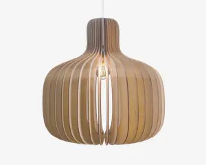 Loftlampe med et moderne, skulpturelt design bestående af buede trælameller, der danner en rund, pæreformet skærm. Lamellerne er jævnt fordelt, hvilket giver lyset mulighed for at trænge igennem og skabe en varm, stemningsfuld belysning. Pæren er synlig i midten og bidrager til det moderne udtryk.