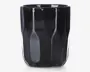 En blank sort keramikkop med en facetteret, geometrisk overflade. Koppen har en cylindrisk form med let tilspidsede sider og en glat kant. Den reflekterende finish giver et moderne og elegant udtryk.