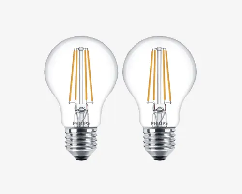 Et par LED filamentpærer med klart glas og klassisk rund form, hvor de gule filamenter er synlige indeni. Hver pære har en sølvfarvet skruefatning for nem montering og er designet til at give energieffektiv belysning med et traditionelt udseende.