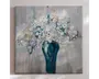 Kvadratisk lærredsvægkunst med et impressionistisk buket af hvide og lyseblå blomster med strejf af gul og orange, arrangeret i en høj, dyb turkis vase. Baggrunden er en blød, tekstureret blanding af grå og afdæmpede nuancer, hvilket giver kunstværket et roligt og moderne udtryk. Penselstrøgene er løse og lagdelte, hvilket tilføjer dybde og bevægelse til blomsterarrangementet.