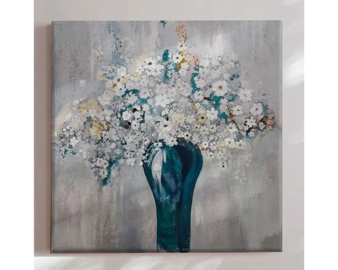 Kvadratisk lærredsvægkunst med et impressionistisk buket af hvide og lyseblå blomster med strejf af gul og orange, arrangeret i en høj, dyb turkis vase. Baggrunden er en blød, tekstureret blanding af grå og afdæmpede nuancer, hvilket giver kunstværket et roligt og moderne udtryk. Penselstrøgene er løse og lagdelte, hvilket tilføjer dybde og bevægelse til blomsterarrangementet.