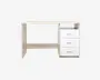 Rektangulært skrivebord med lyst trælook, tre hvide skuffer med sølvfarvede greb i højre side og en åben opbevaringshylde over skufferne. Skrivebordet har god benplads og et enkelt, moderne design.