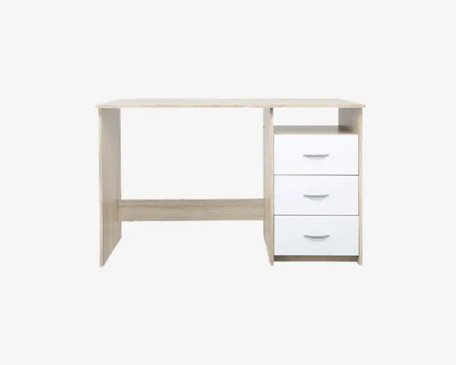 Rektangulært skrivebord med lyst trælook, tre hvide skuffer med sølvfarvede greb i højre side og en åben opbevaringshylde over skufferne. Skrivebordet har god benplads og et enkelt, moderne design.