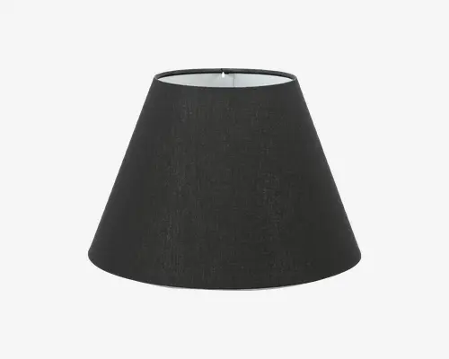 En konisk lampeskærm med mat sort stof på ydersiden og hvid inderside. Stoffet har en diskret vævet struktur, som giver et moderne og elegant udtryk. Den brede bund sikrer god lysspredning, mens den smalle top passer sikkert på en lampe. Det enkle, minimalistiske design gør den velegnet til forskellige indretninger.