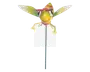 Dekorativ havelåge med et fantasifuldt insektdesign, der har en klar gul krop, store sorte og hvide øjne samt røde detaljer på hovedet. Insektet har gennemsigtige grønne vinger med gule spidser og udstrakte gule ben. Figuren er monteret på en lang, slank metalstang, så den nemt kan placeres i jorden.