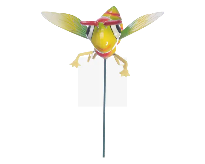 Dekorativ havelåge med et fantasifuldt insektdesign, der har en klar gul krop, store sorte og hvide øjne samt røde detaljer på hovedet. Insektet har gennemsigtige grønne vinger med gule spidser og udstrakte gule ben. Figuren er monteret på en lang, slank metalstang, så den nemt kan placeres i jorden.