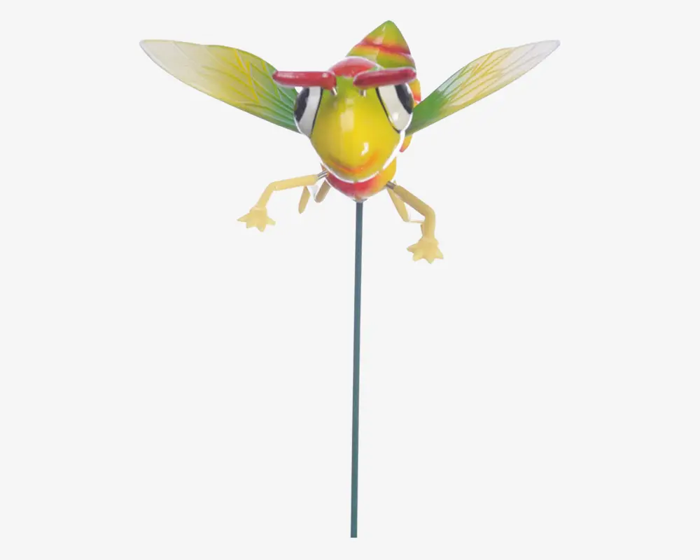 Dekorativ havelåge med et fantasifuldt insektdesign, der har en klar gul krop, store sorte og hvide øjne samt røde detaljer på hovedet. Insektet har gennemsigtige grønne vinger med gule spidser og udstrakte gule ben. Figuren er monteret på en lang, slank metalstang, så den nemt kan placeres i jorden.