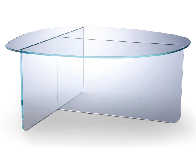 Et moderne sofabord lavet helt af klart glas, med et unikt design bestående af en oval bordplade og to krydsende lodrette glasplader som base. Kanterne er glatte og afrundede, hvilket giver bordet et elegant og minimalistisk udtryk. Den gennemsigtige konstruktion skaber et let og luftigt look, der passer godt til moderne indretning.